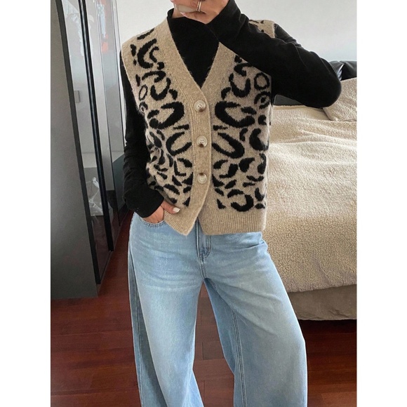 Animal Print Cheetah Leopard Knit Button Up Vest Sweater Top Sleeveless - Picture 5 of 11